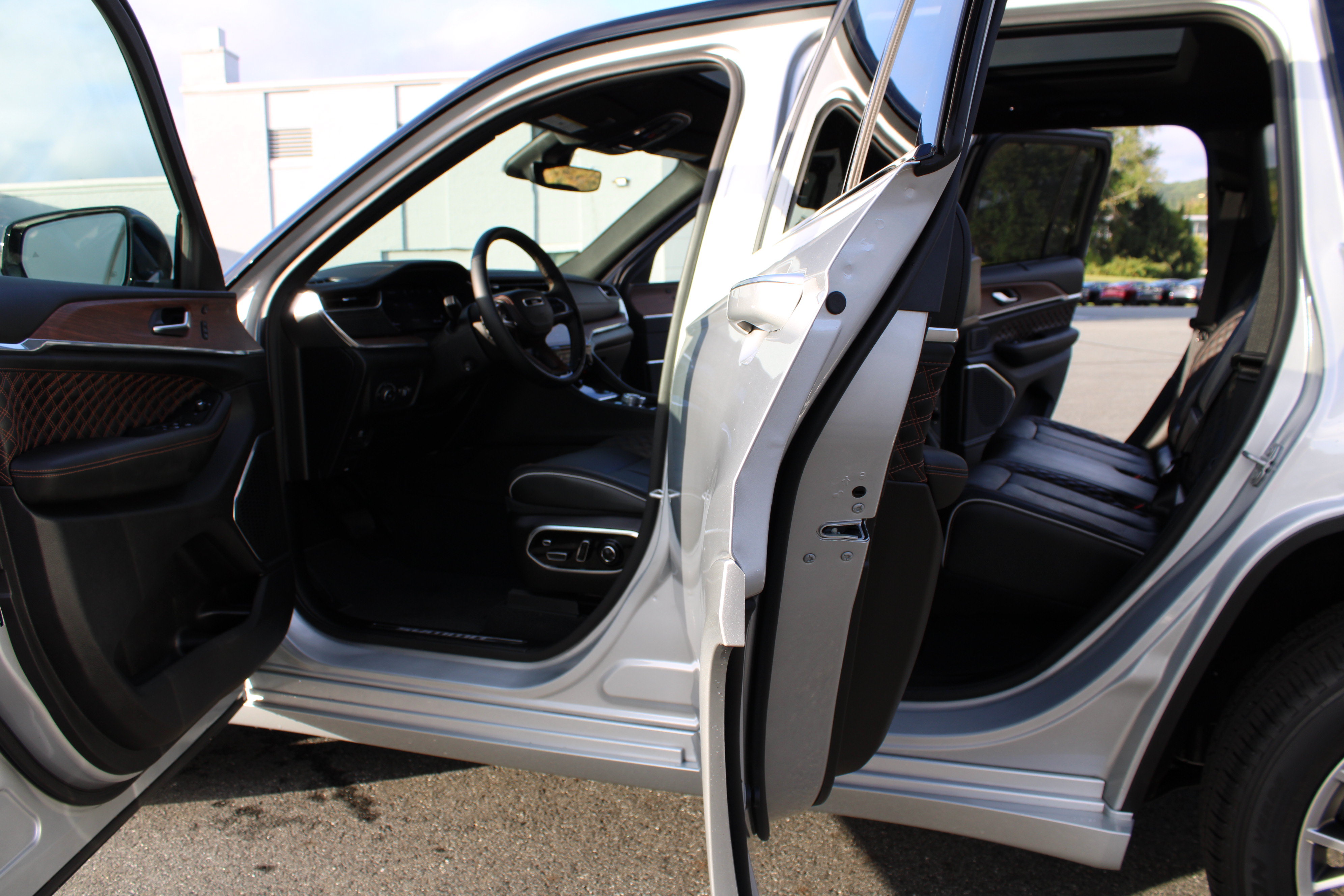 Used 2025 Jeep Grand Cherokee Summit w/ Luxury Tech Group V AWD/4WD image 21