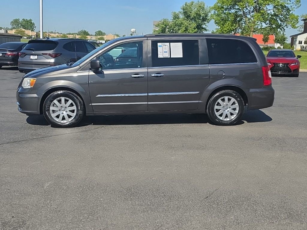 Used 2016 Chrysler Town & Country Touring w/ Driver Convenience Group FWD image 4