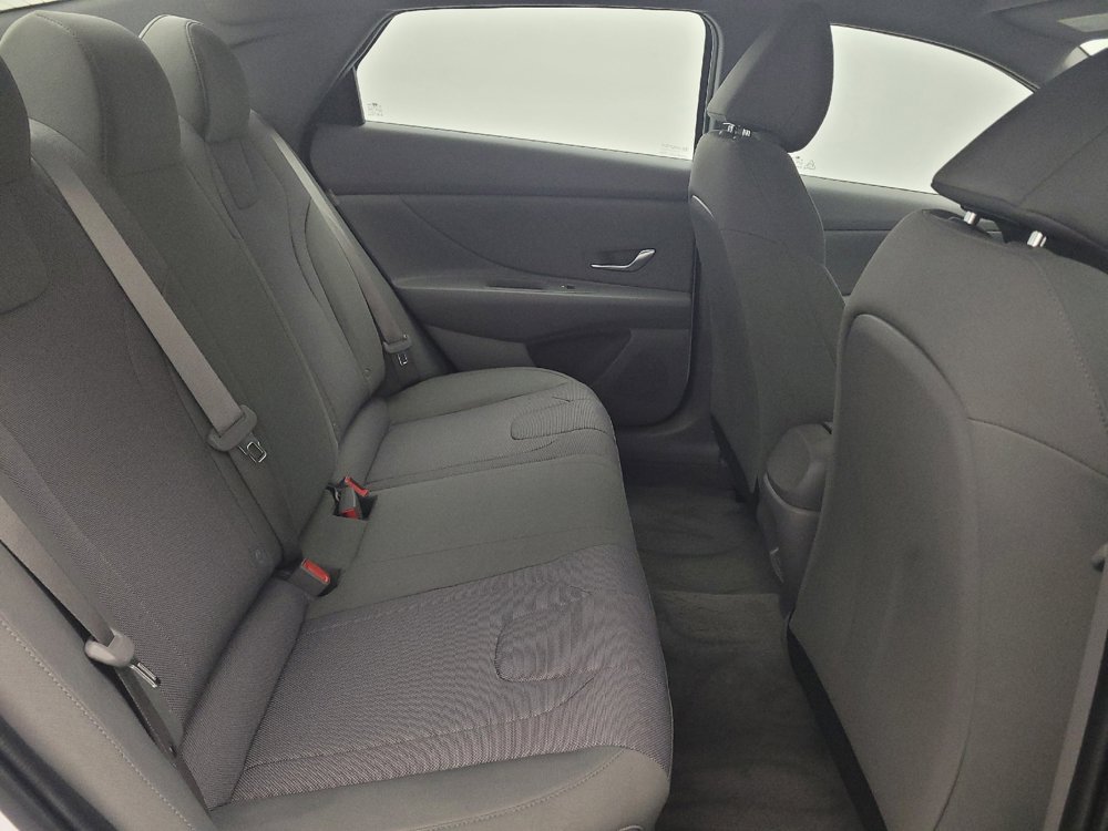 Used 2025 Hyundai Elantra SE FWD image 19
