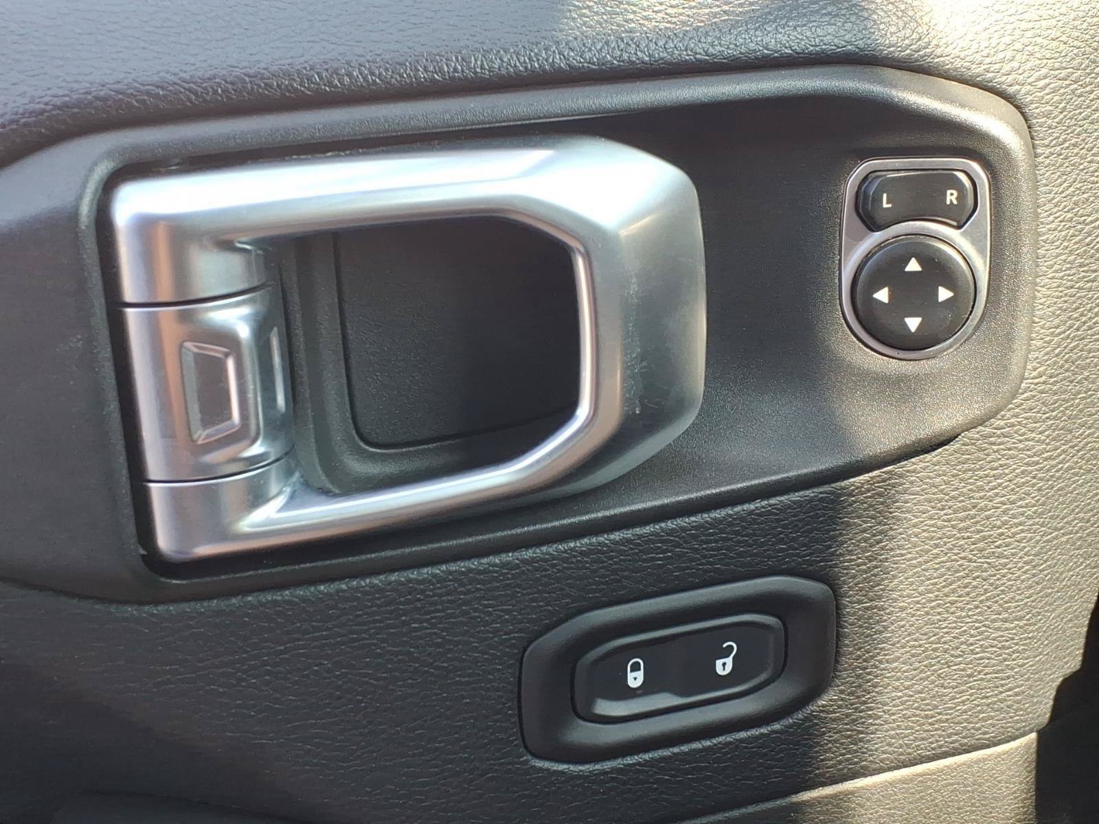 Used 2018 Jeep Wrangler Unlimited Sahara AWD/4WD image 17