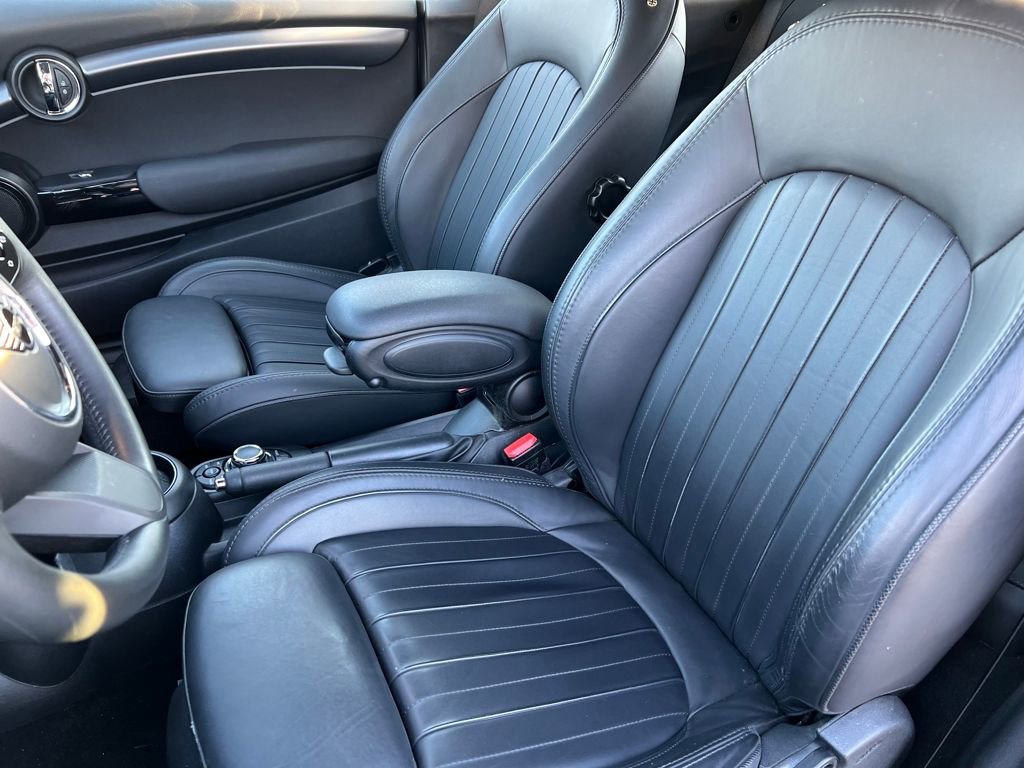 Used 2023 MINI Cooper Classic w/ Signature Upholstery Package image 10