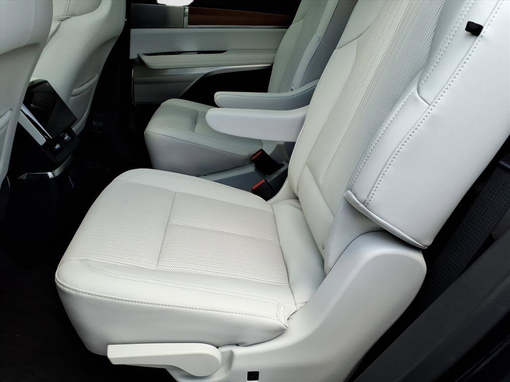 New 2026 Cadillac Vistiq Luxury image 11