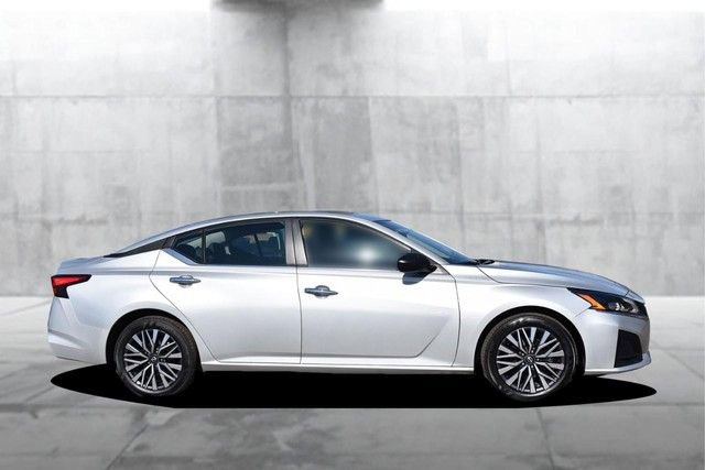 Certified 2025 Nissan Altima 2.5 SV image 5