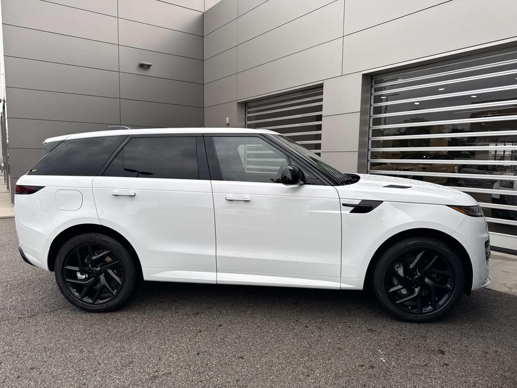 New 2026 Land Rover Range Rover Sport Dynamic SE AWD/4WD image 9