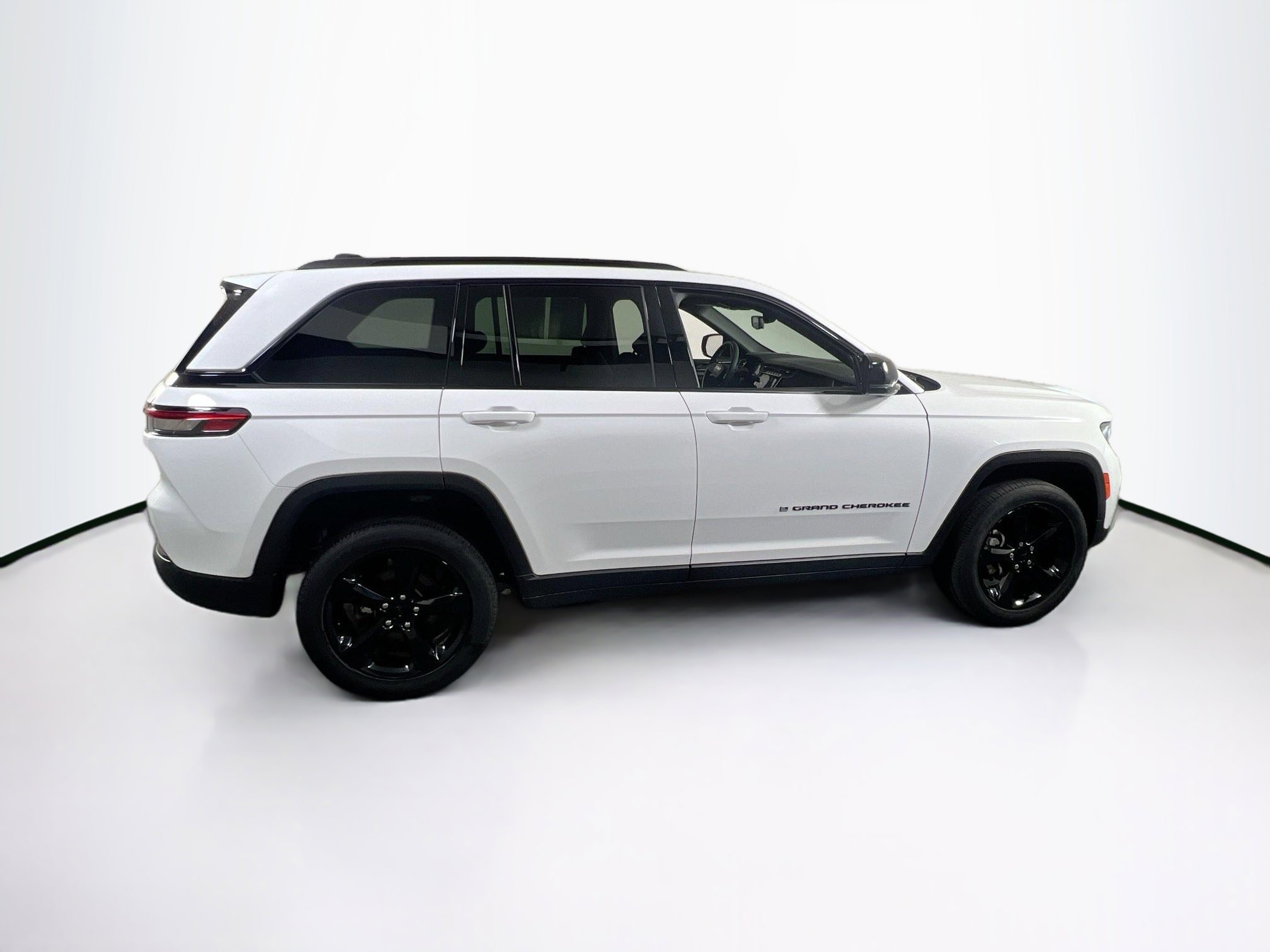 Used 2023 Jeep Grand Cherokee Altitude AWD/4WD image 4