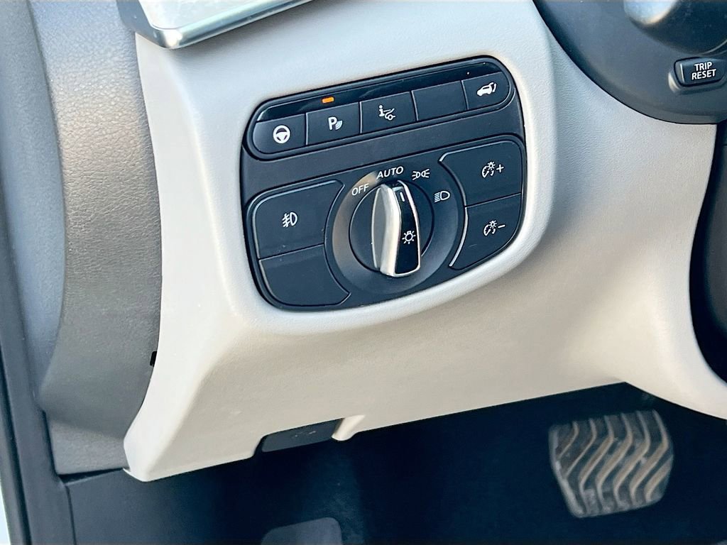 Used 2023 INFINITI QX50 Sensory image 10