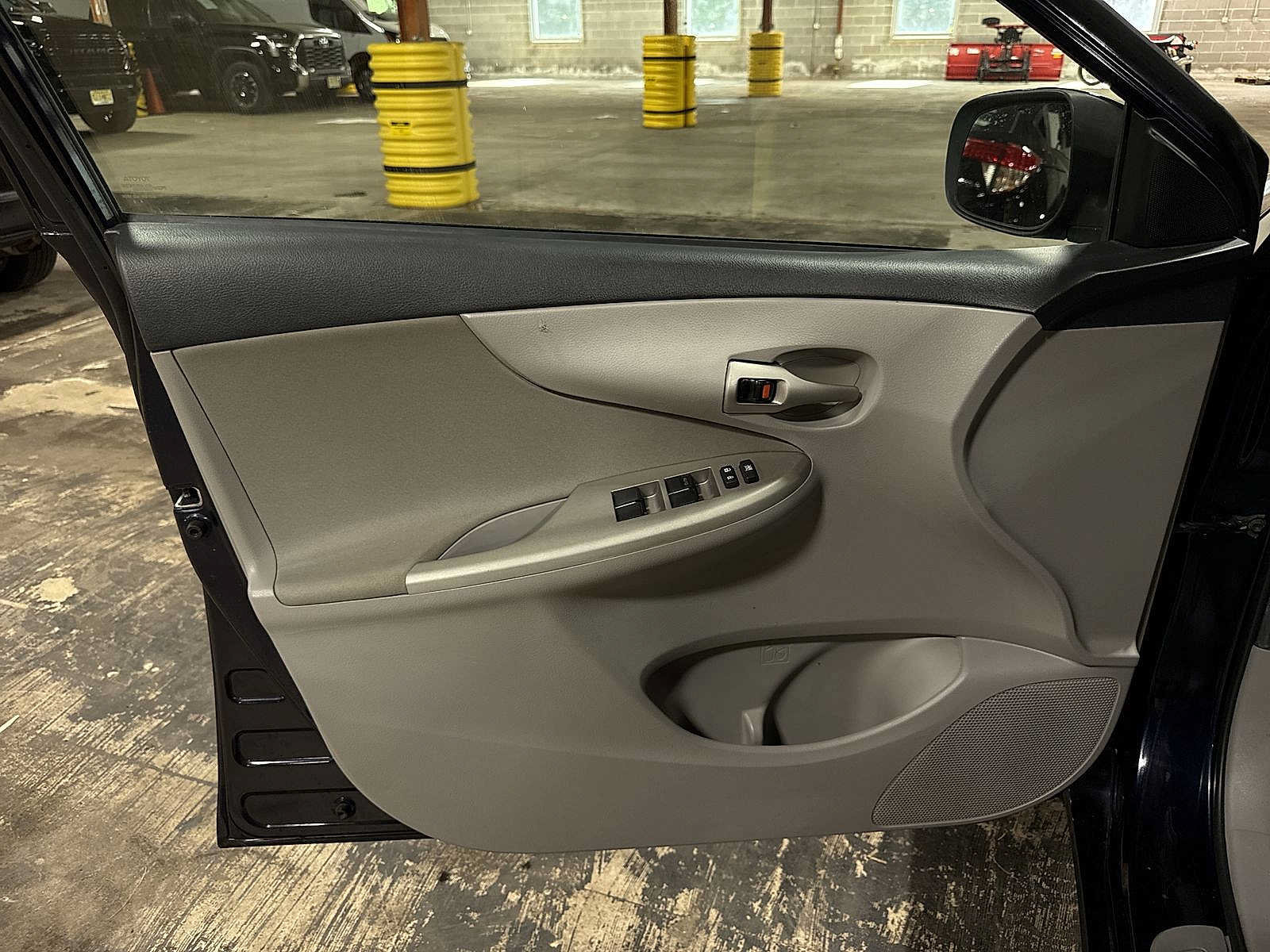 Used 2013 Toyota Corolla LE FWD image 27