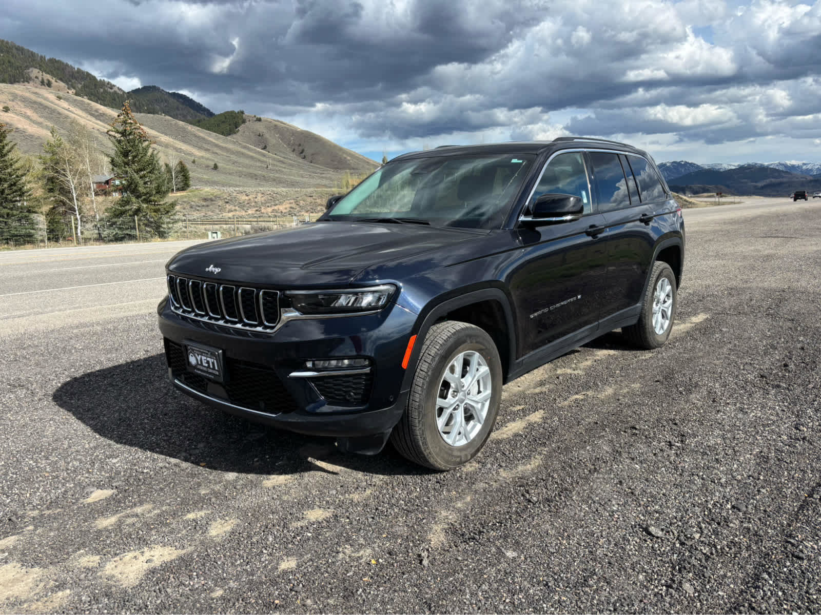 New 2023 Jeep Grand Cherokee Limited w/ Luxury Tech Group II image 3
