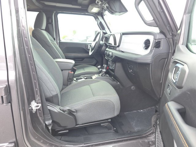 Used 2025 Jeep Wrangler Unlimited Sahara w/ Safety Group AWD/4WD image 35