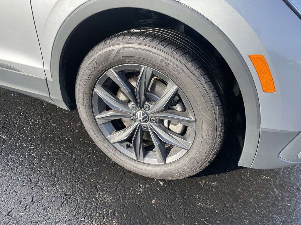 Used 2024 Volkswagen Tiguan SE image 3