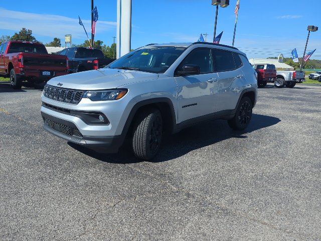 Used 2025 Jeep Compass Latitude w/ Convenience Group AWD/4WD image 5