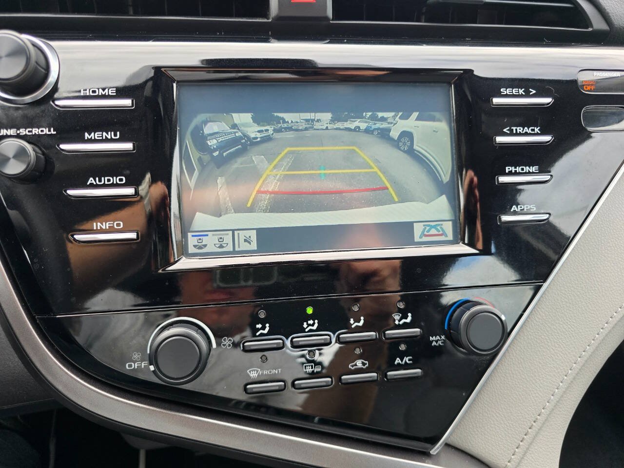Used 2018 Toyota Camry LE w/ Convenience Package FWD image 19