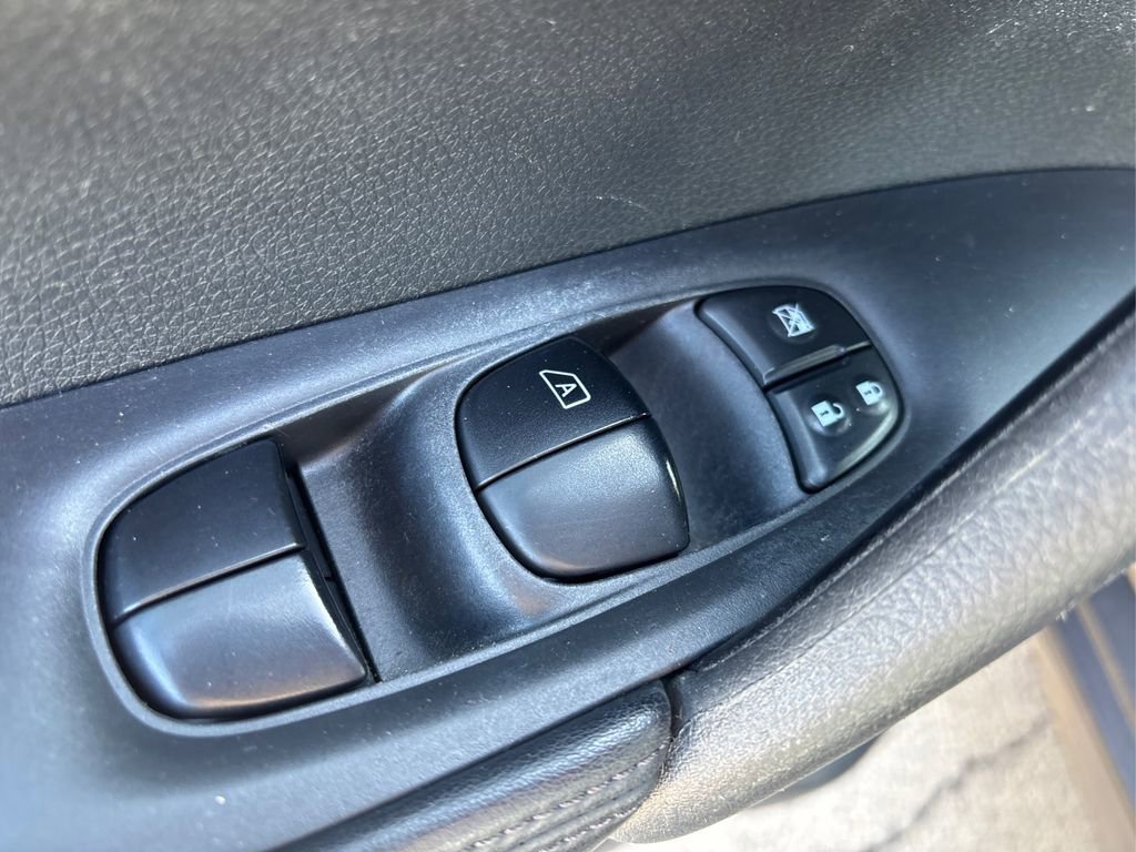 Used 2018 Nissan Rogue S image 32