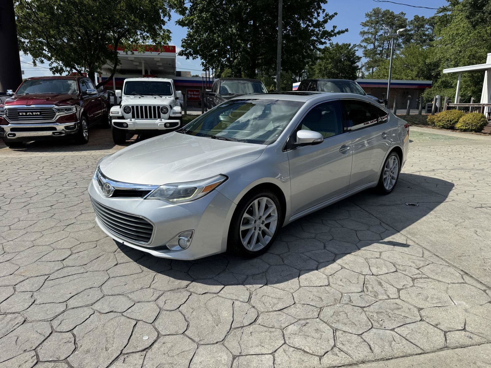 Used 2014 Toyota Avalon Limited w/ Technology Package FWD image 9