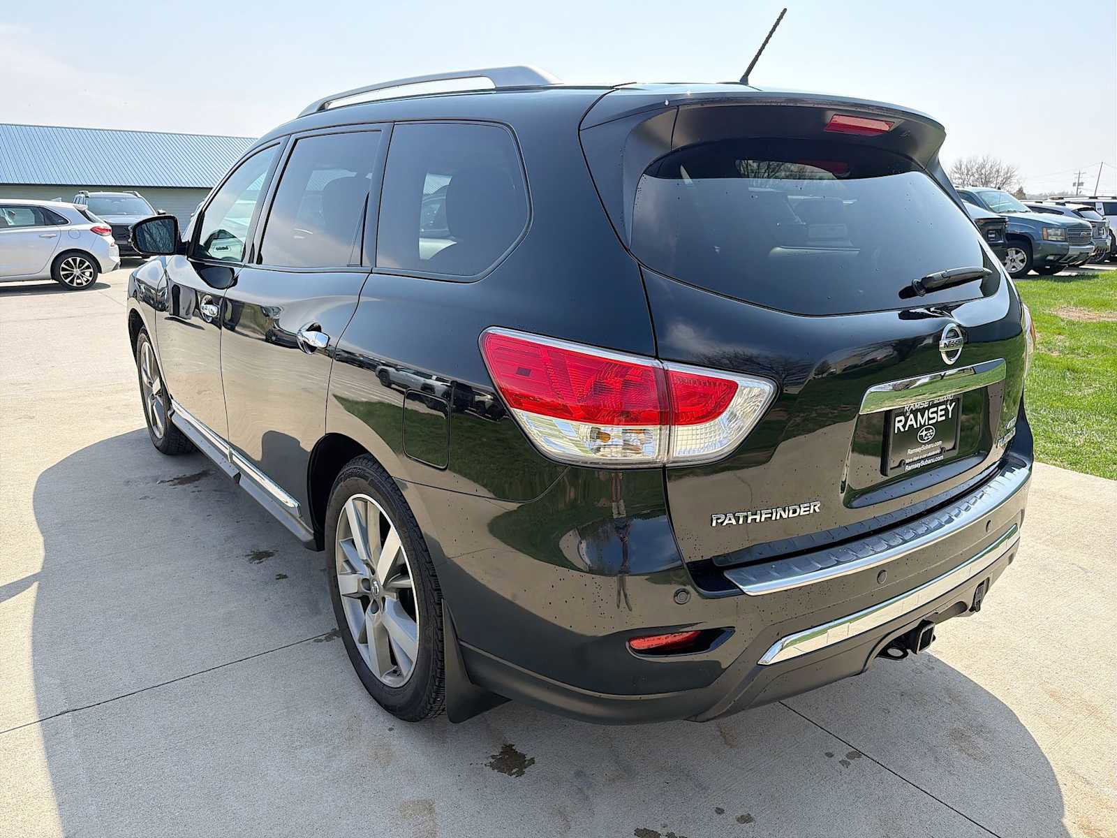 Used 2015 Nissan Pathfinder Platinum w/ Cargo Package image 4