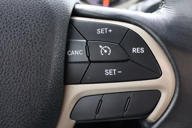 Used 2017 Jeep Cherokee Latitude AWD/4WD image 12