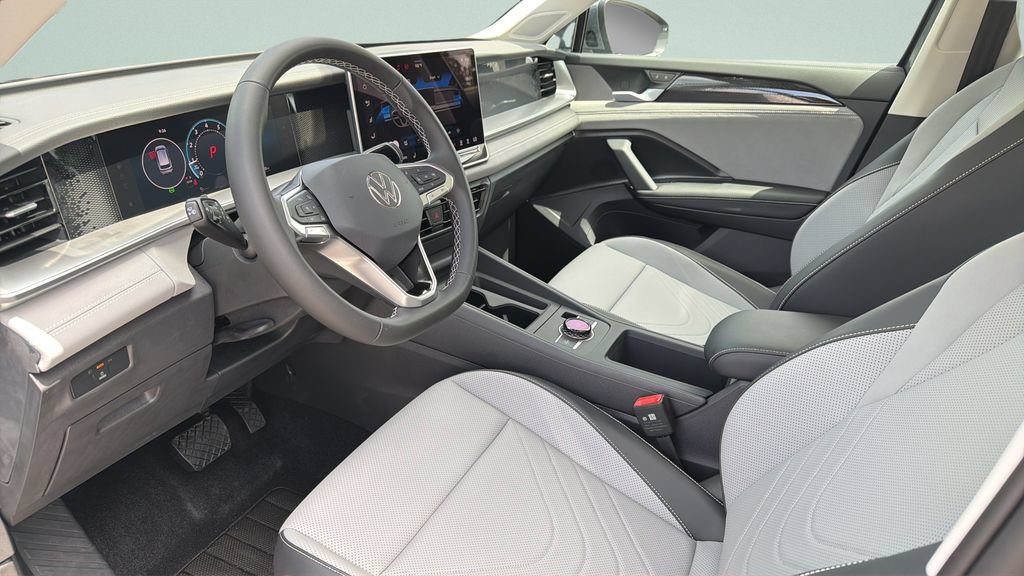 New 2026 Volkswagen Tiguan SE FWD image 30