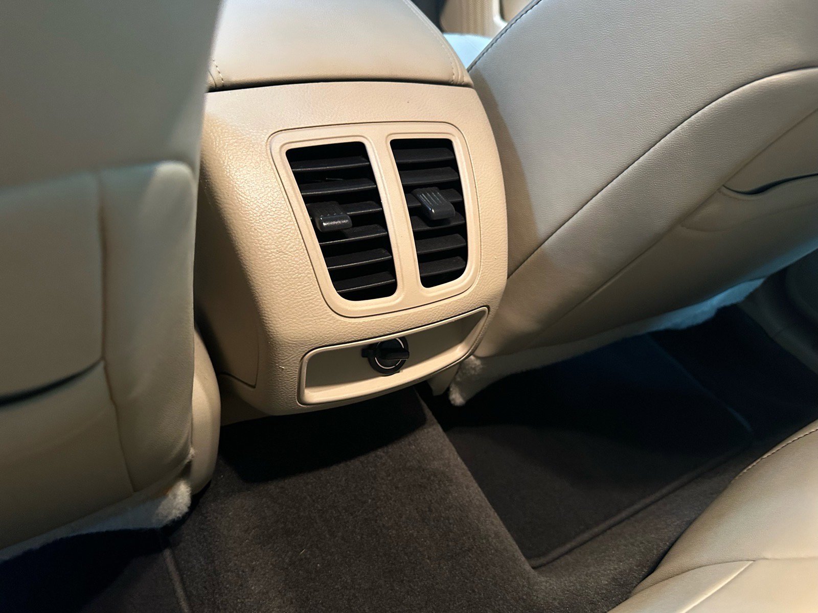 Used 2018 Ford Taurus SEL image 28