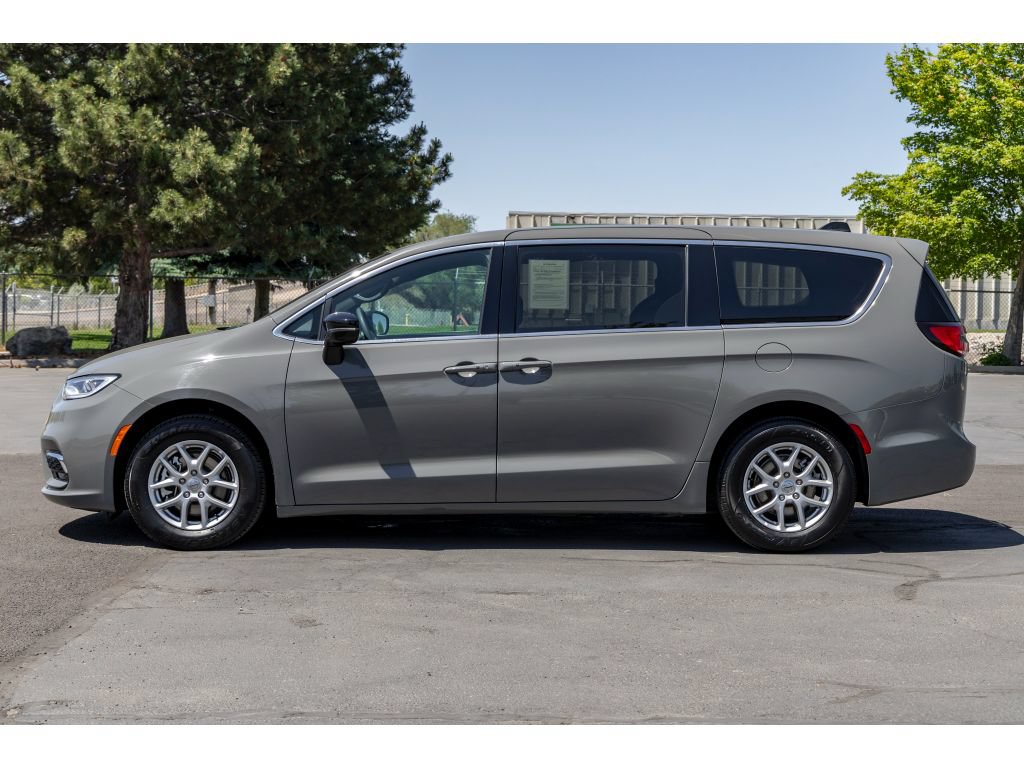 Used 2024 Chrysler Pacifica Touring FWD image 6