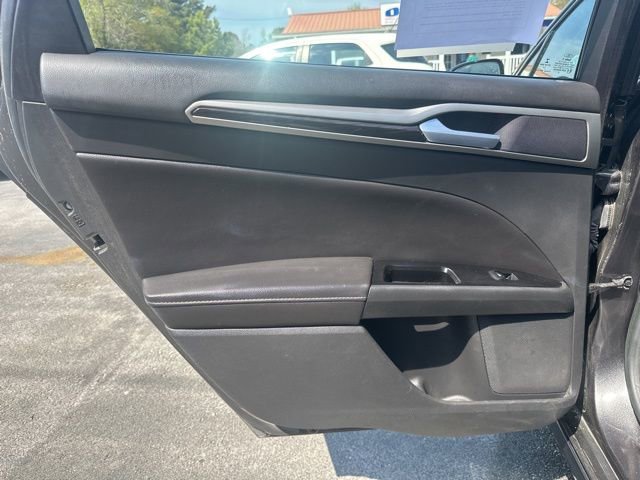 Used 2015 Ford Fusion SE w/ Equipment Group 202A image 9