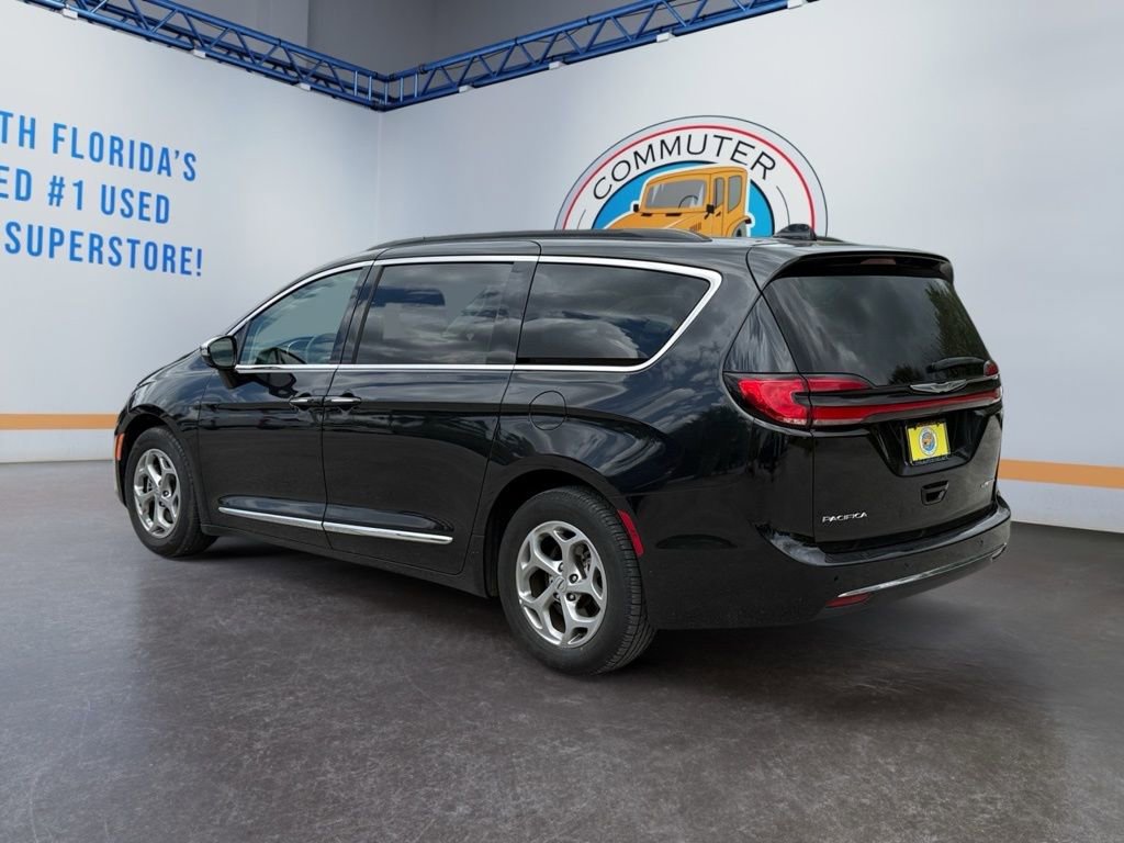 Used 2023 Chrysler Pacifica Limited FWD image 4