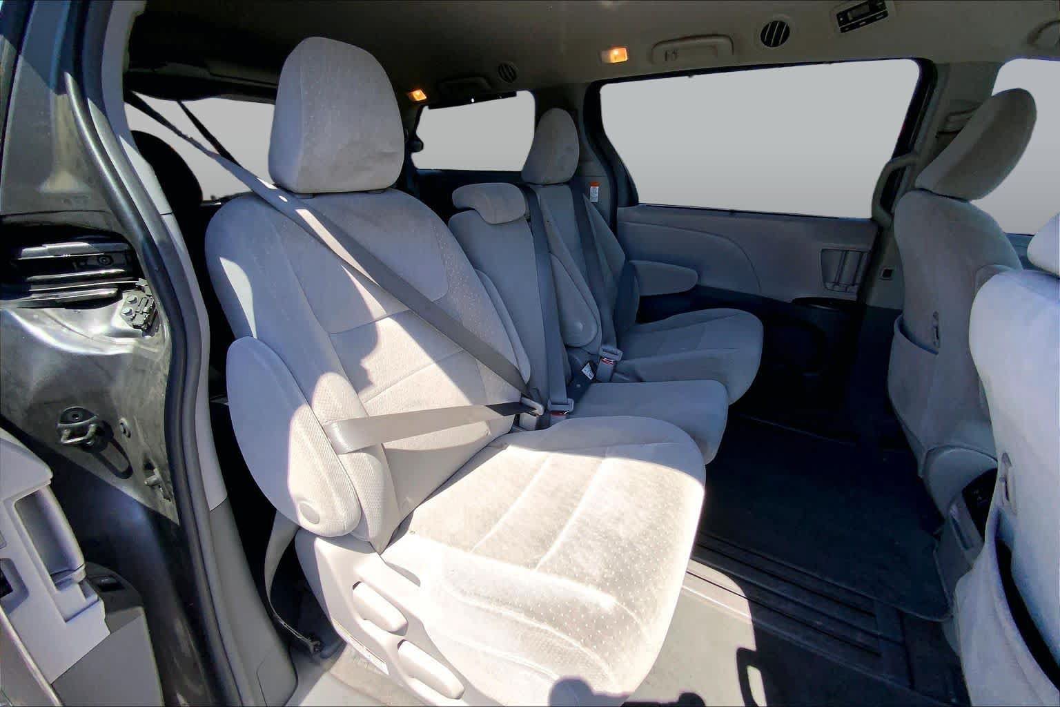Used 2018 Toyota Sienna LE w/ Carpet Mat Package FWD image 19