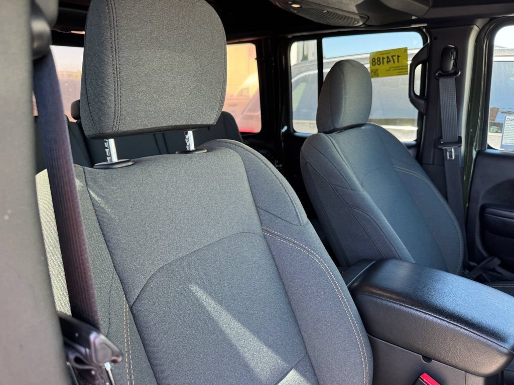 Used 2024 Jeep Wrangler Unlimited w/ Convenience Group AWD/4WD image 19