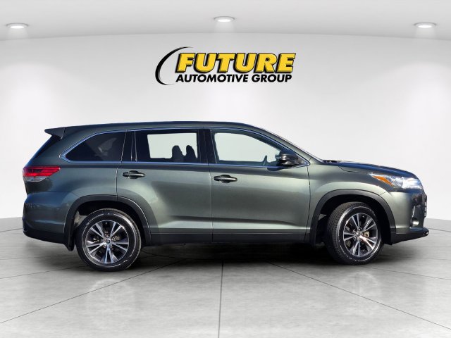 Used 2019 Toyota Highlander LE AWD/4WD image 3