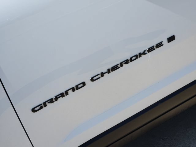 Used 2025 Jeep Grand Cherokee Altitude RWD image 9