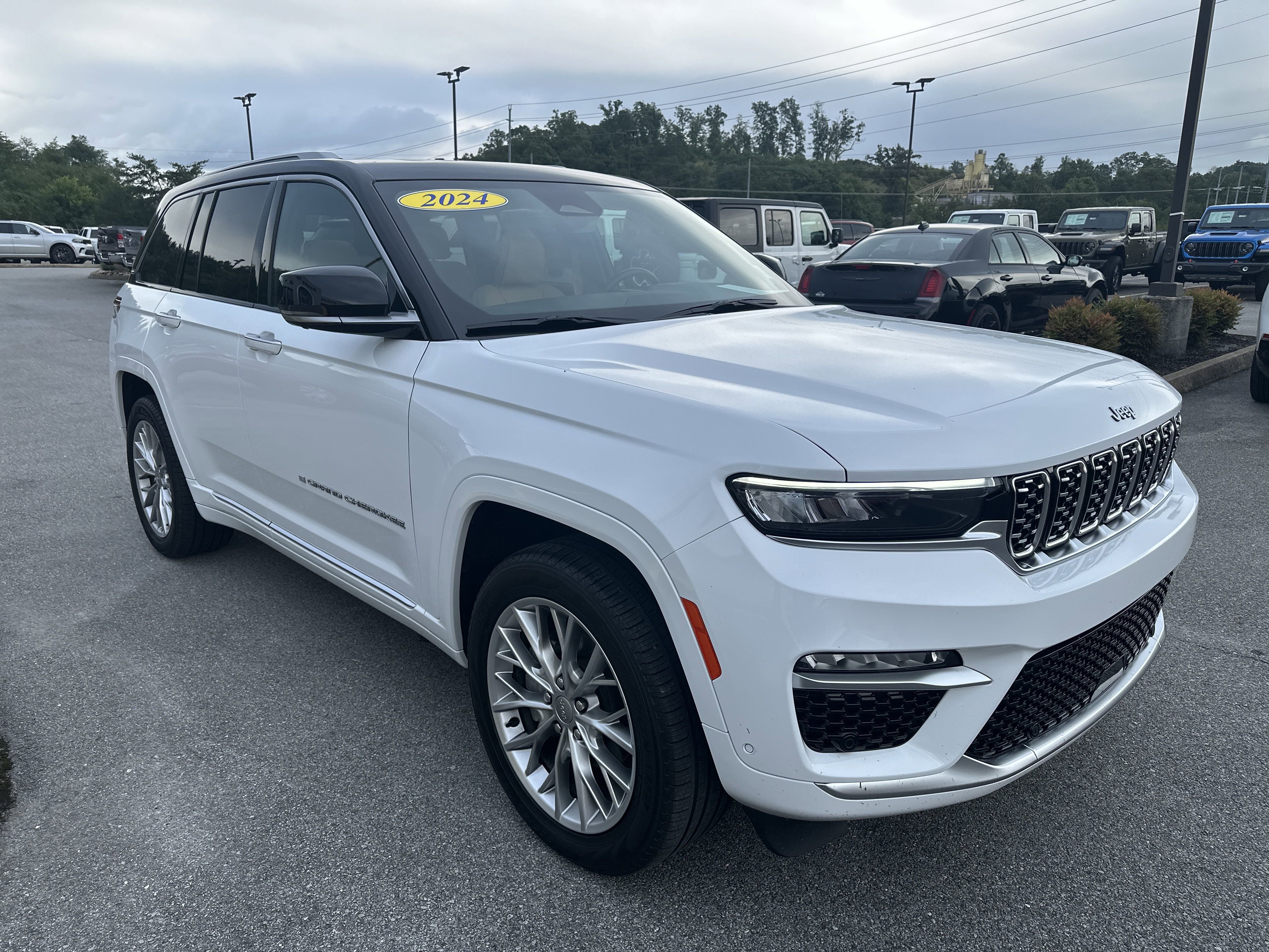 Used 2024 Jeep Grand Cherokee Summit image 4