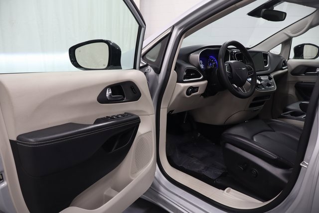 Used 2024 Chrysler Pacifica Touring-L image 10