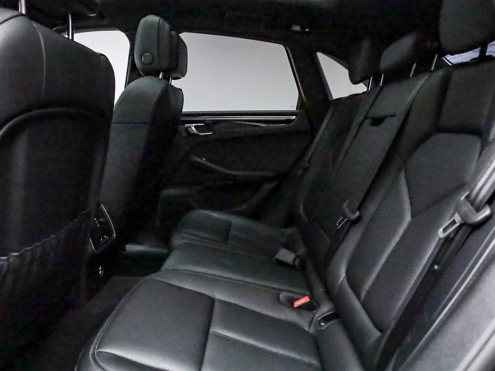 Certified 2025 Porsche Macan image 19