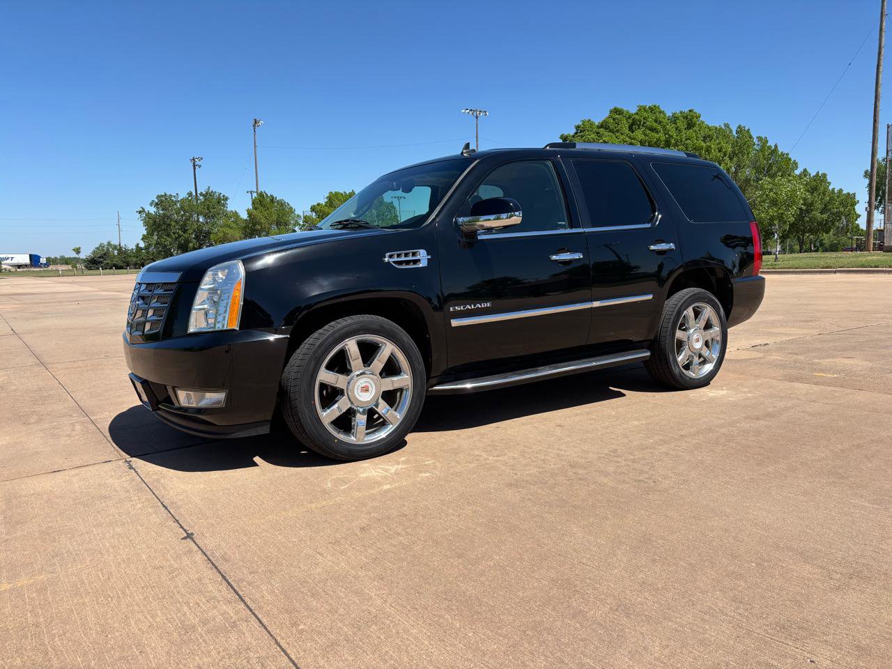 Used 2014 Cadillac Escalade Luxury RWD image 2