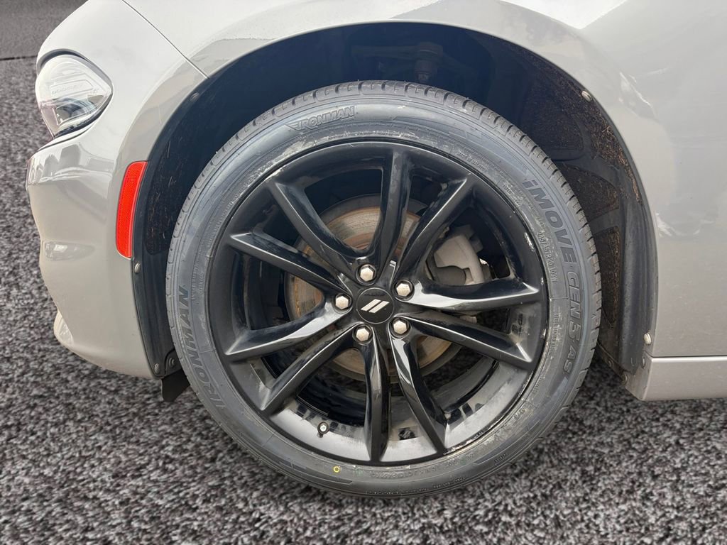 Used 2018 Dodge Charger SXT w/ Blacktop Package RWD image 9