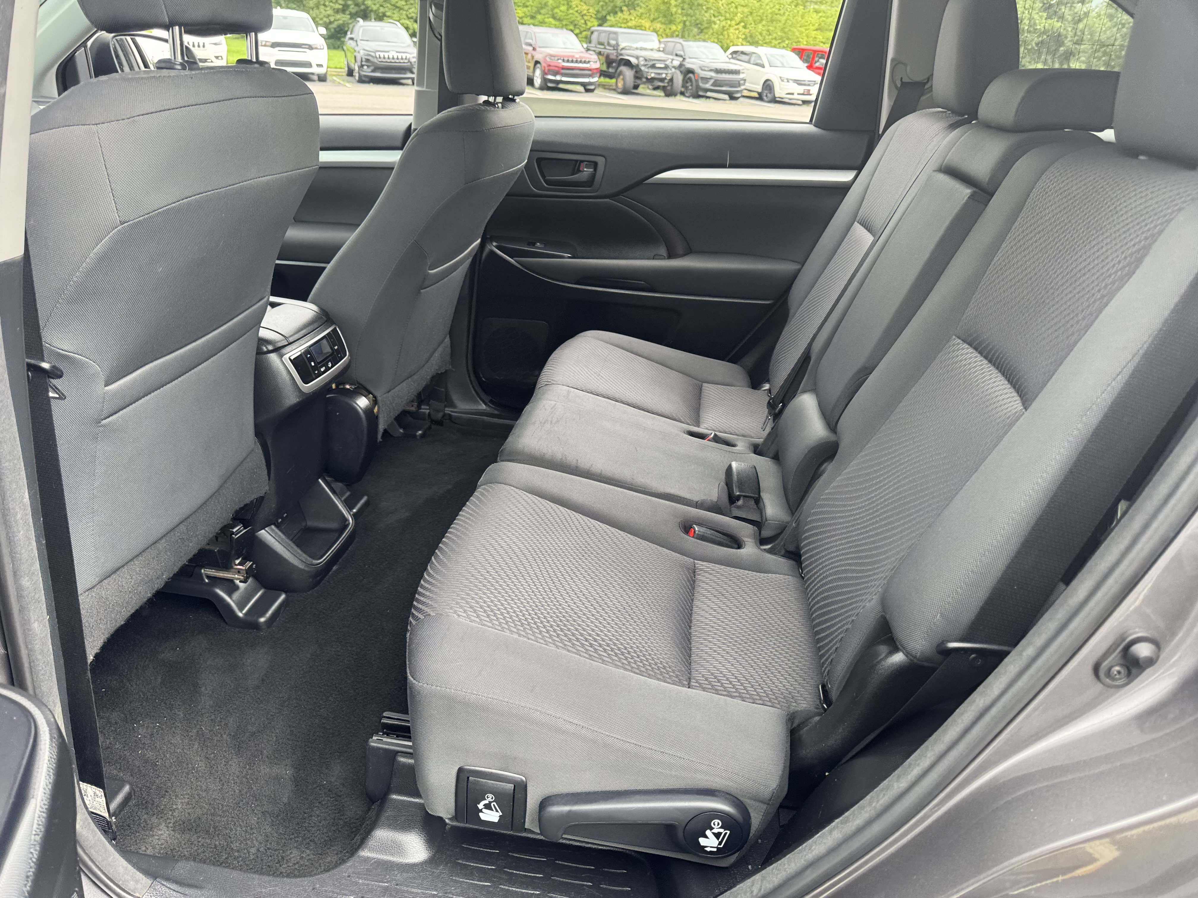 Used 2018 Toyota Highlander LE FWD image 14