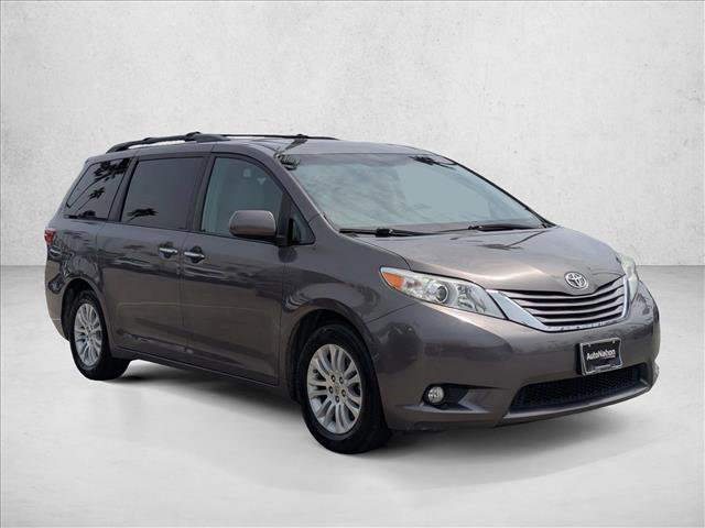 Used 2016 Toyota Sienna XLE w/ XLE Navigation Package video 3