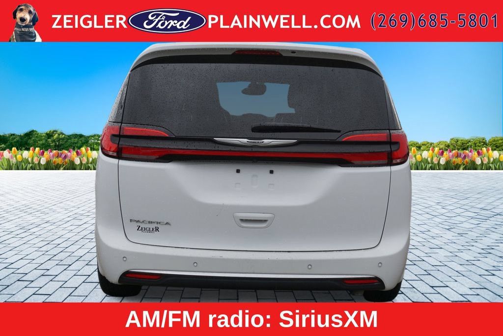 Used 2024 Chrysler Pacifica Touring-L FWD image 4