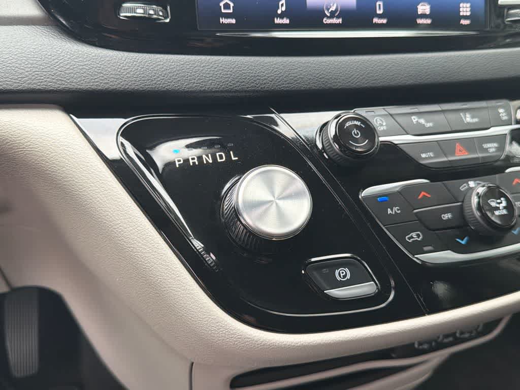 Used 2024 Chrysler Pacifica Touring-L FWD image 30