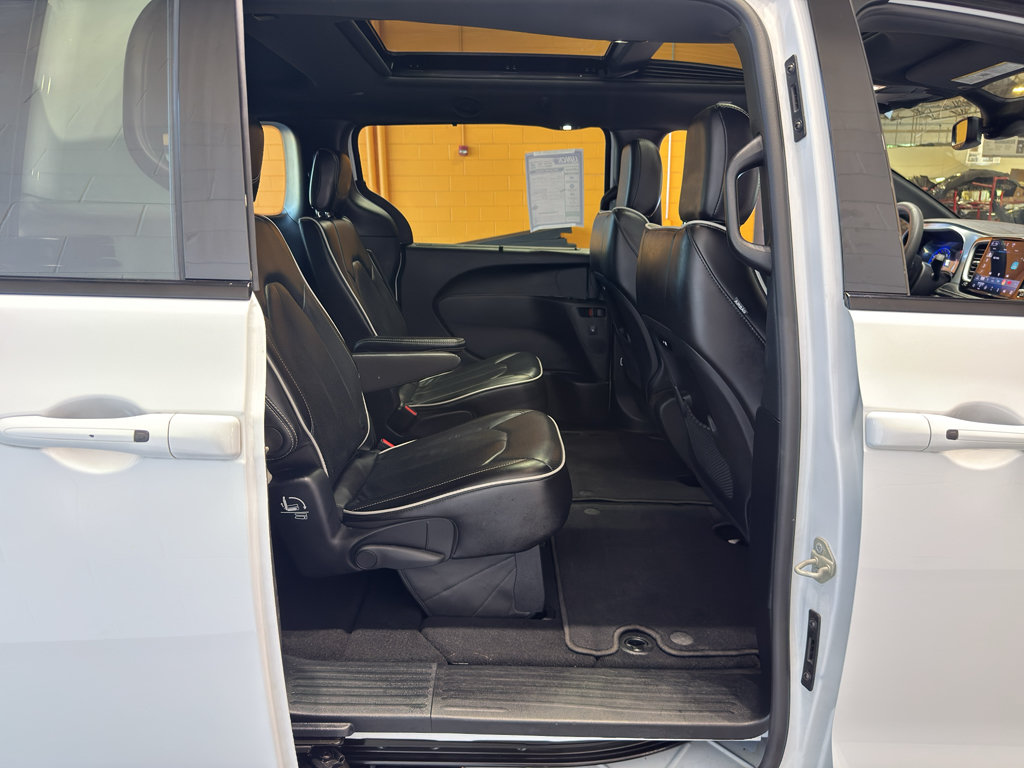 Used 2025 Chrysler Pacifica Limited FWD image 19