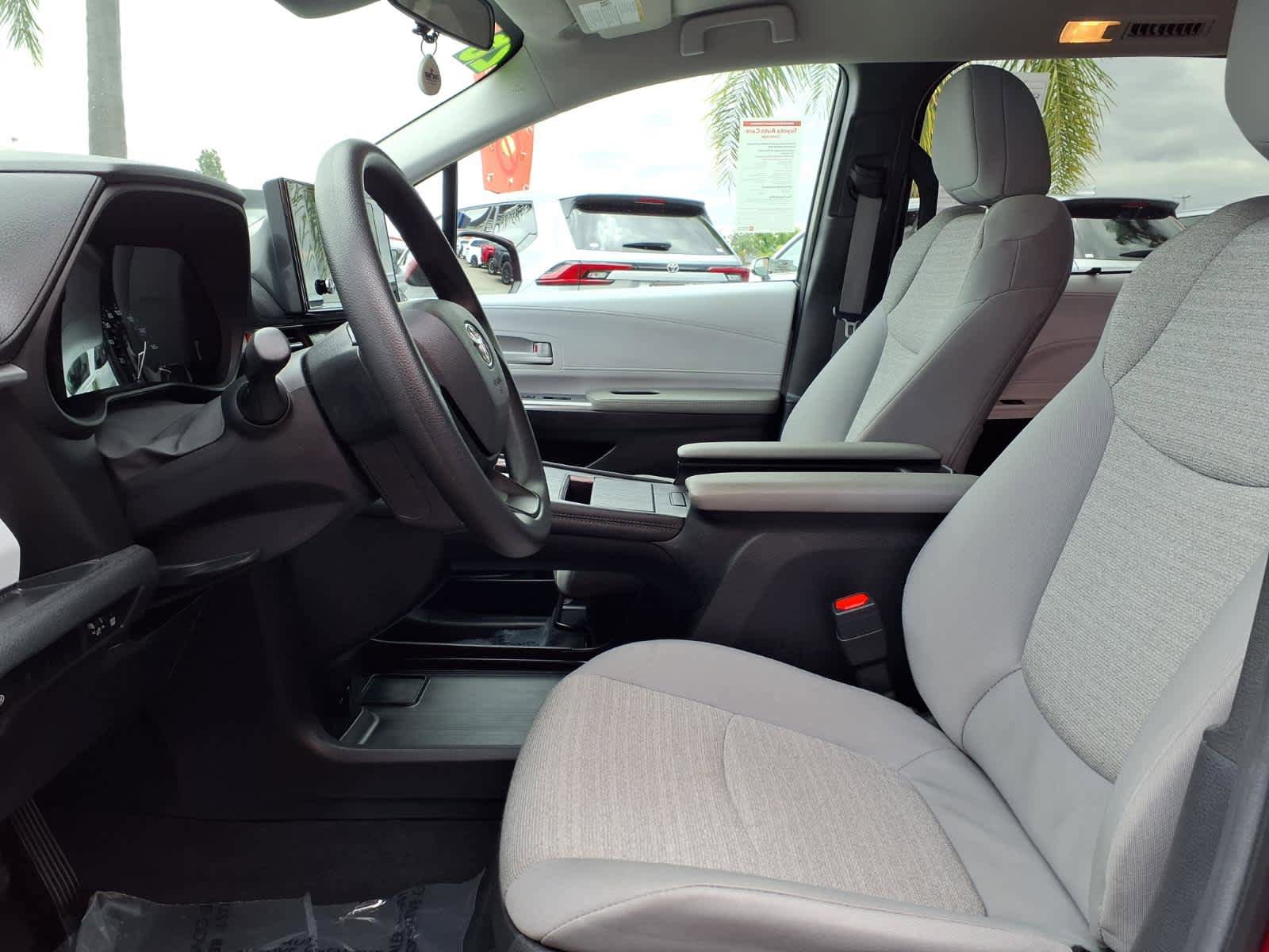 Certified 2025 Toyota Sienna LE FWD image 19