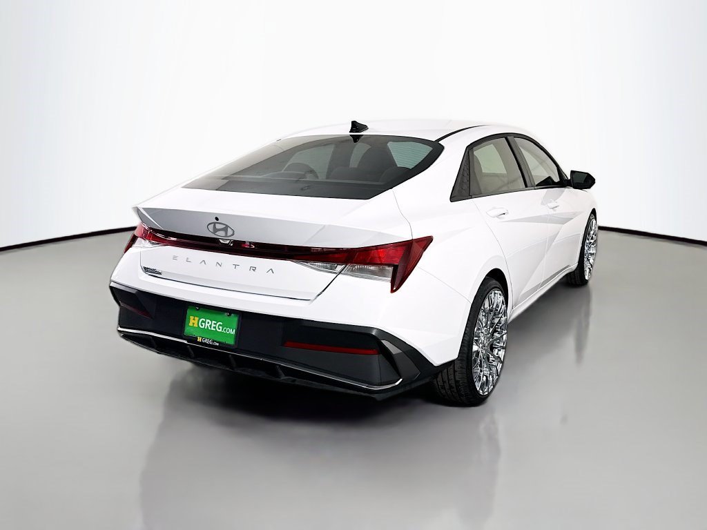 Used 2025 Hyundai Elantra SE FWD image 10