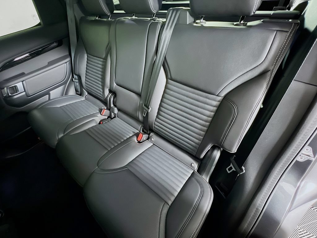 Certified 2025 Land Rover Discovery S AWD/4WD image 26
