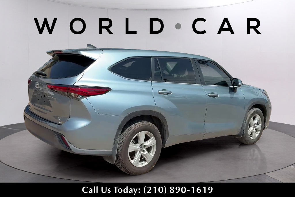 Used 2023 Toyota Highlander LE FWD image 3