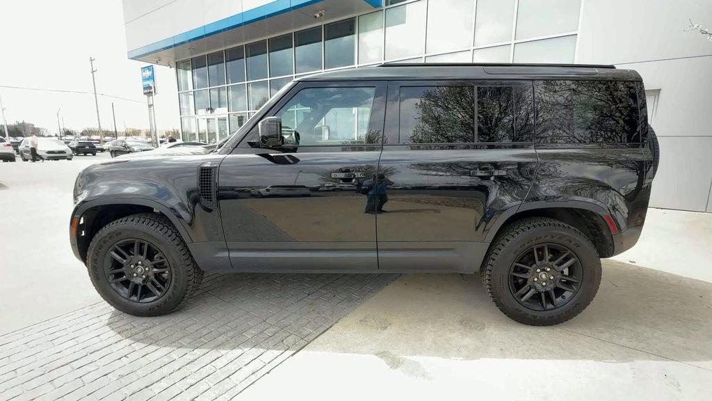 Used 2025 Land Rover Defender 110 S image 5