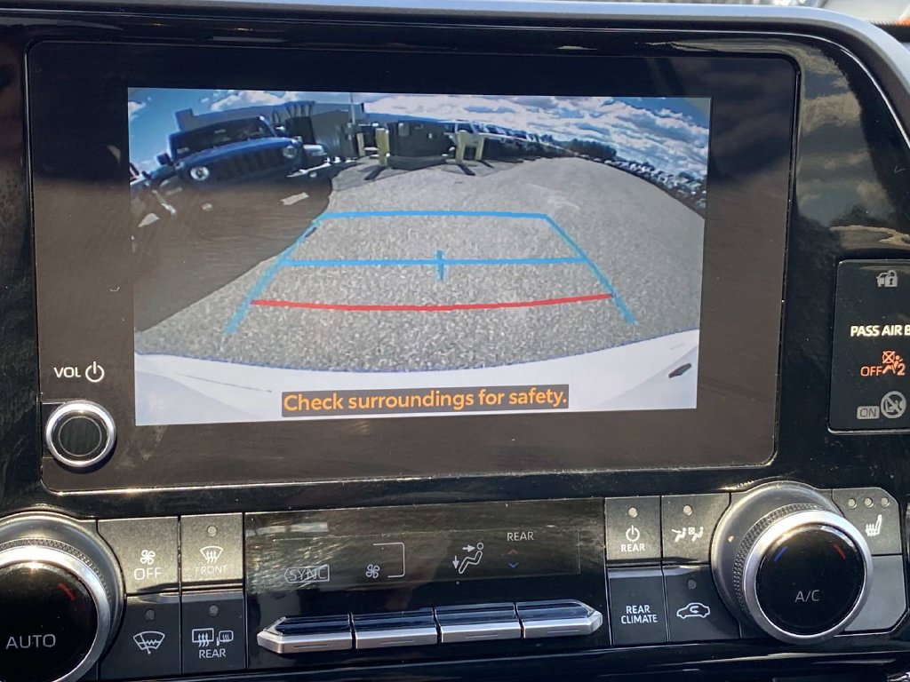 Used 2023 Toyota Highlander XLE AWD/4WD image 14