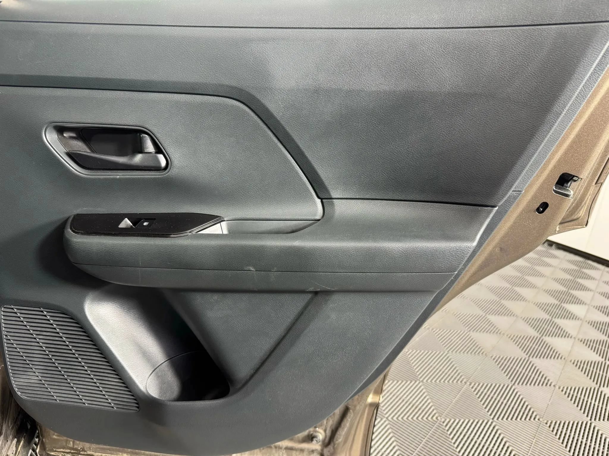 Used 2025 Nissan Kicks S AWD/4WD image 38