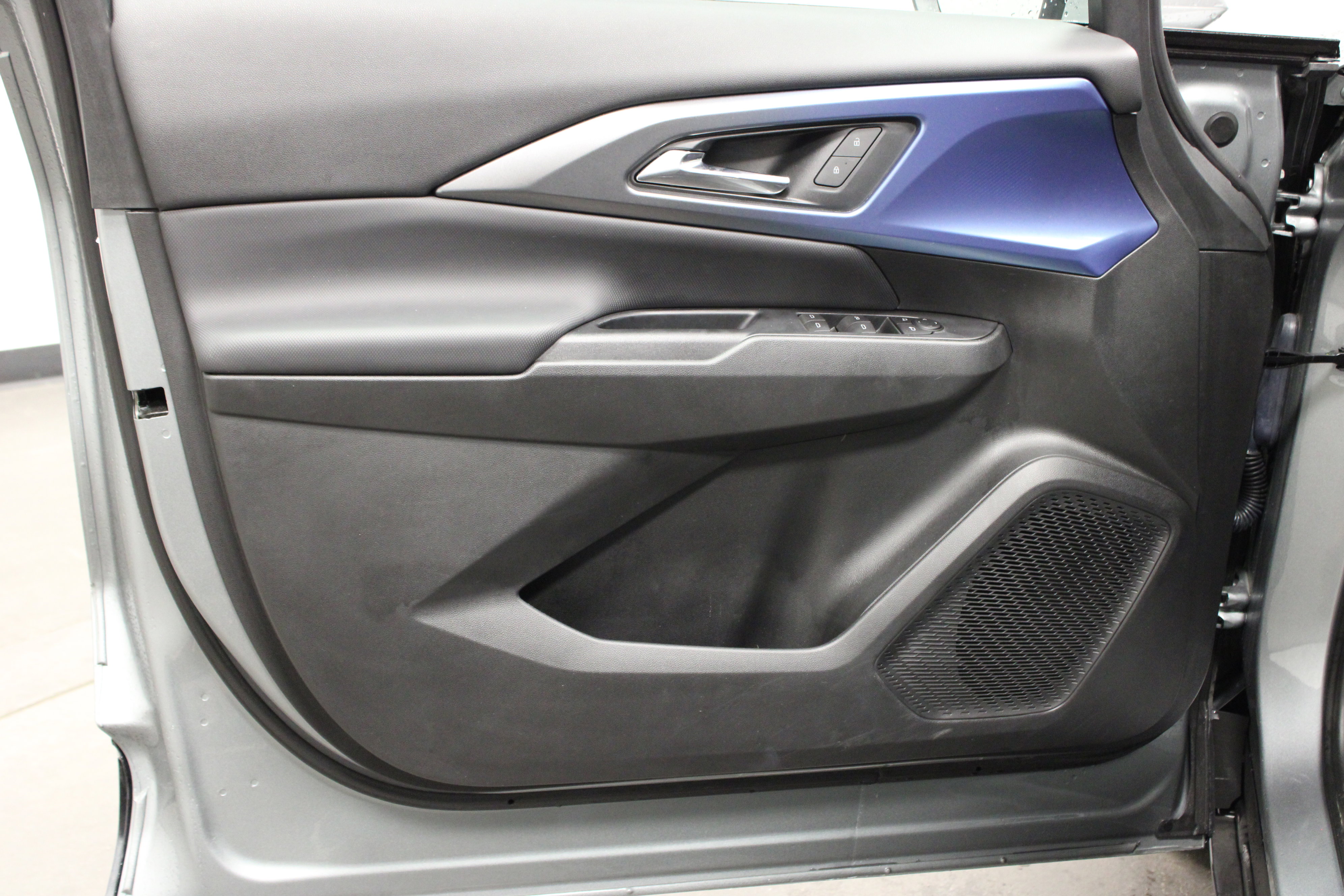 Used 2025 Chevrolet Equinox EV LT w/ Convenience Package image 17