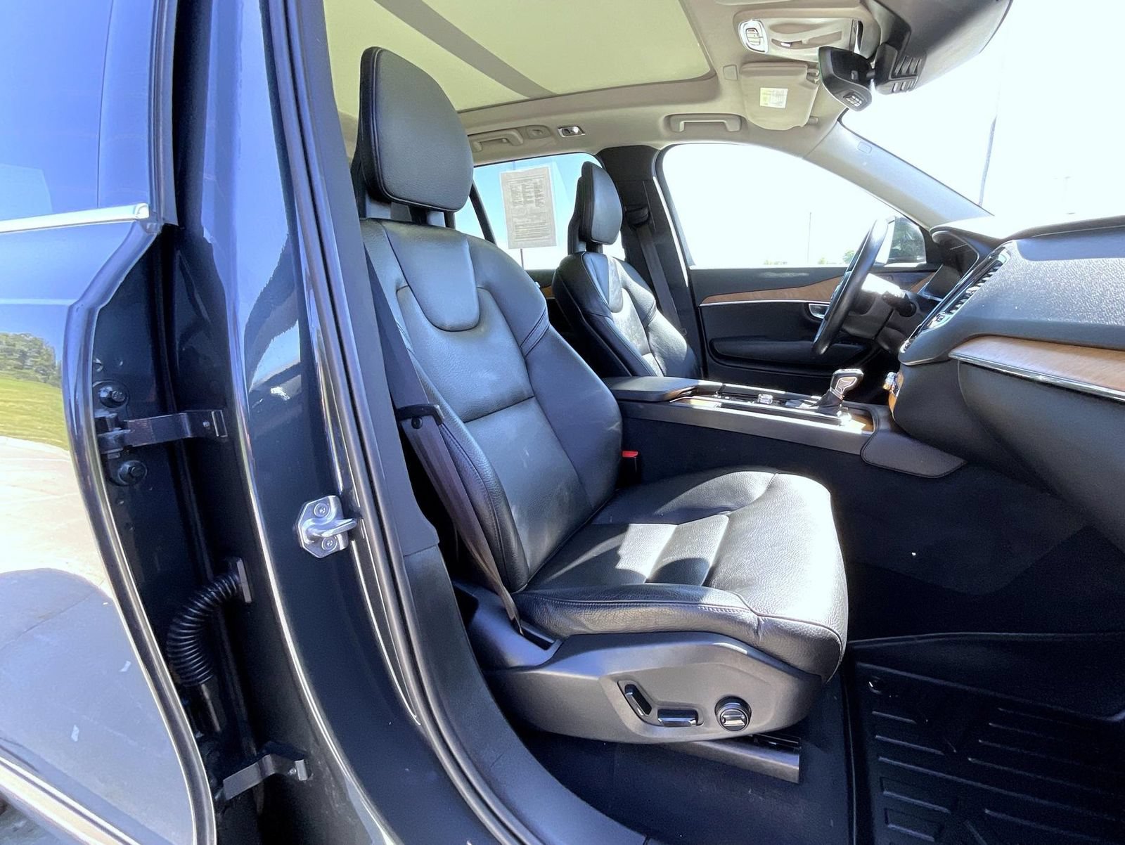 Used 2021 Volvo XC90 T6 Momentum w/ Advanced Package AWD/4WD image 16
