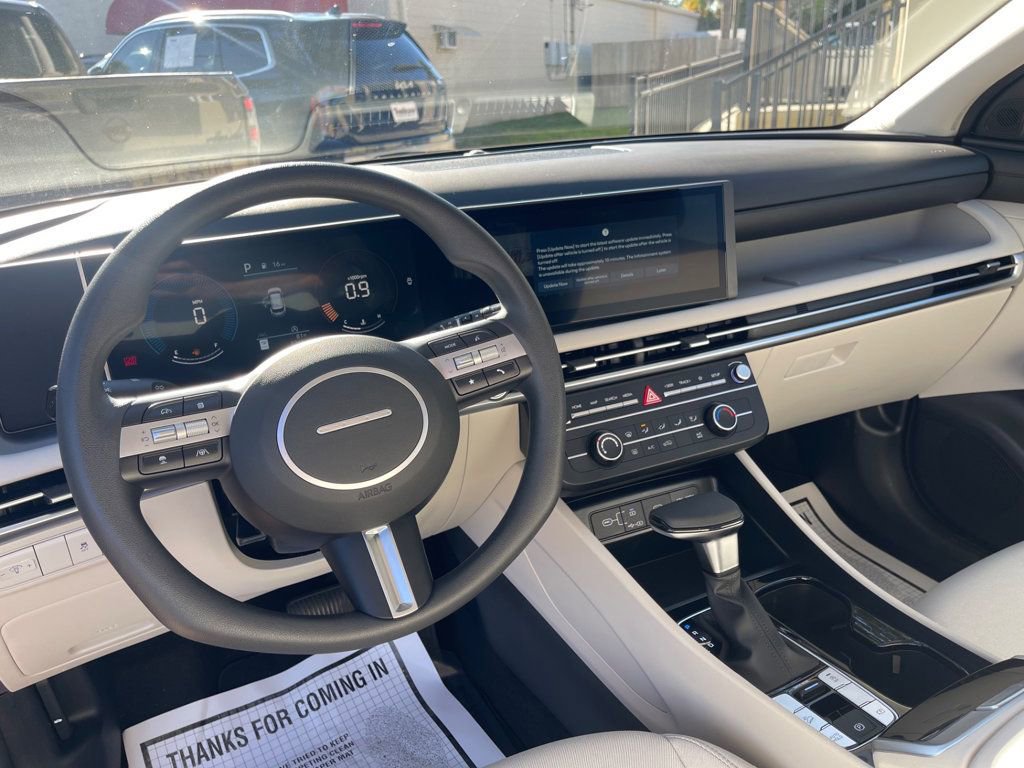 Used 2025 Hyundai Tucson SE image 13