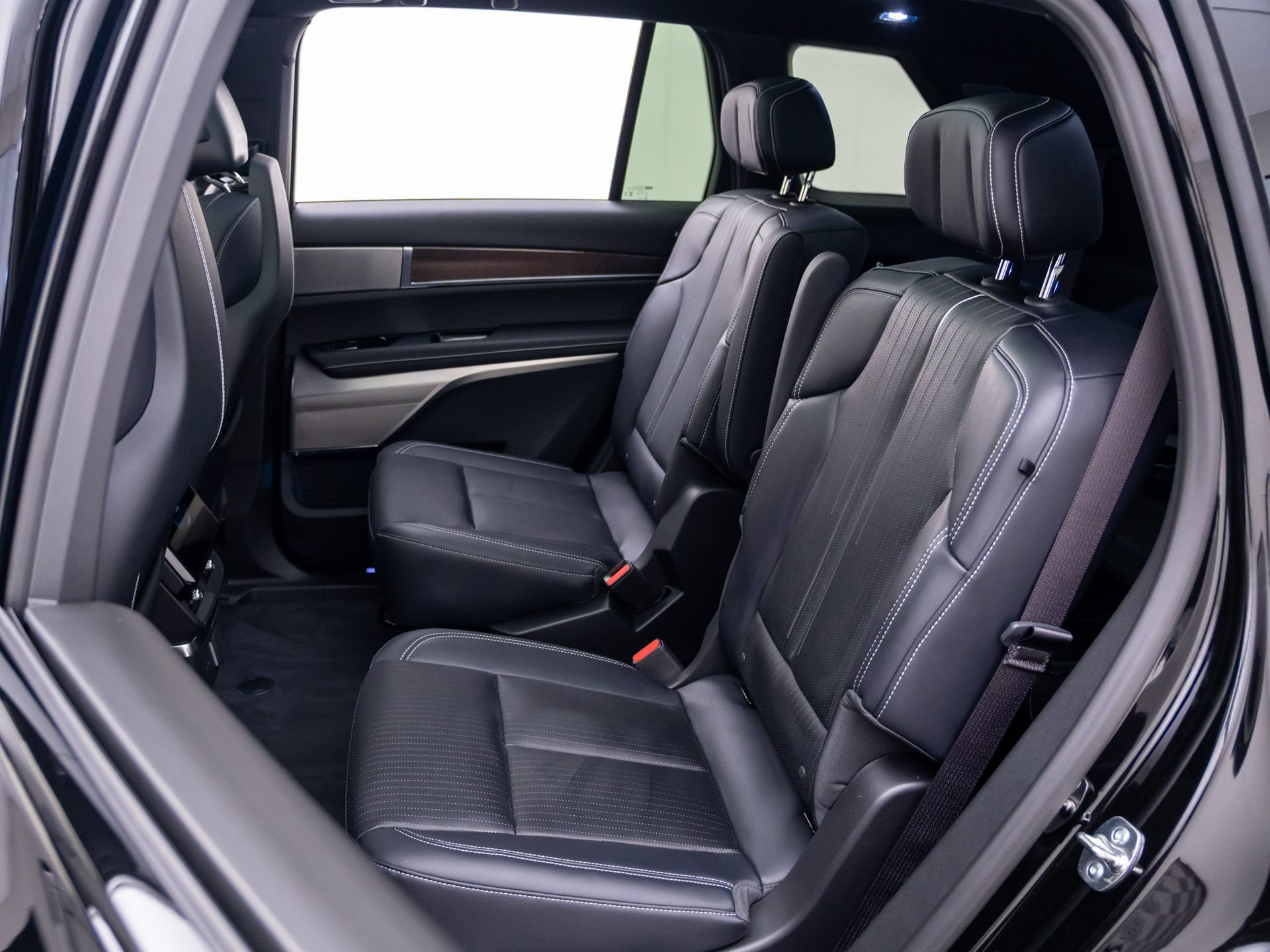 New 2027 Cadillac Vistiq Sport w/ LPO, Floor Liner Package AWD/4WD image 16
